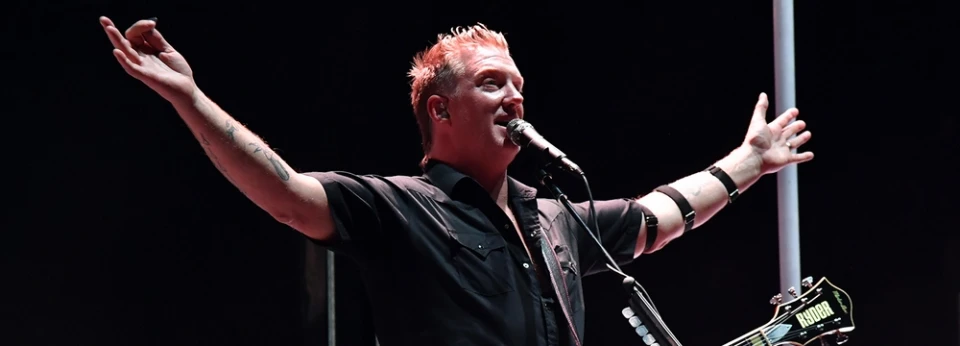 Josh Homme се извини публично на ритнатата от него фотографка