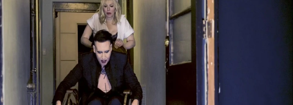 Marilyn Manson показа видеото към "Tattooed In Reverse" с Courtney Love