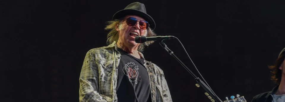 Neil Young издава първия си албум с Crazy Horse от седем години насам