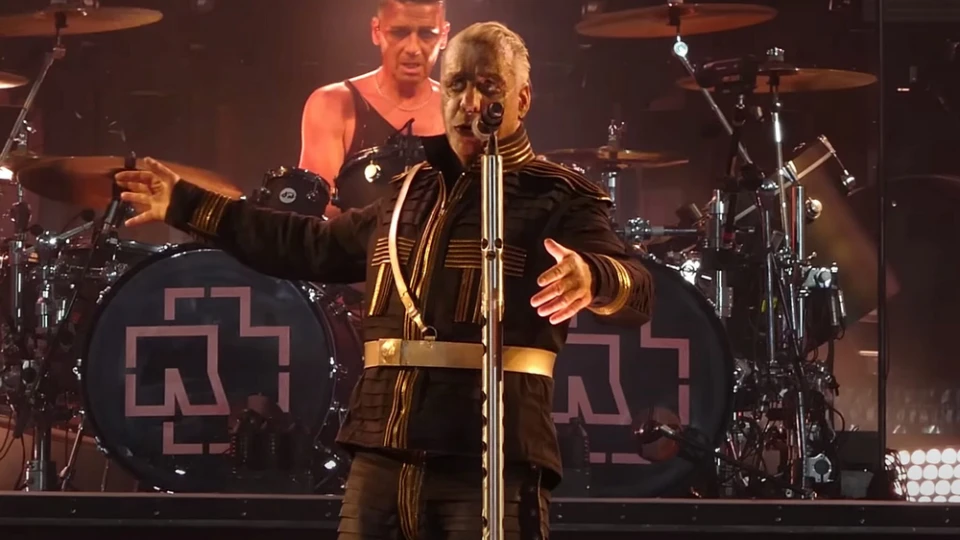 Rammstein във Виена: хиляди и на стадиона, и на протести срещу групата
