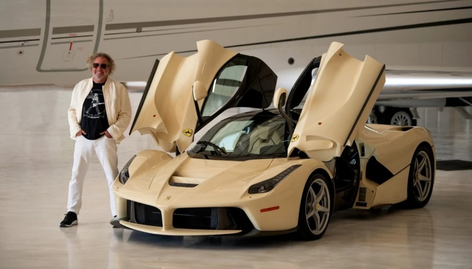 Сами Хагар продава своето уникално "капучинено" LaFerrari
