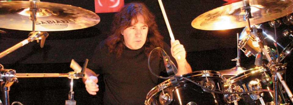 Барабанистът на AC/DC и DIO Simon Wright пристига за концерт в София