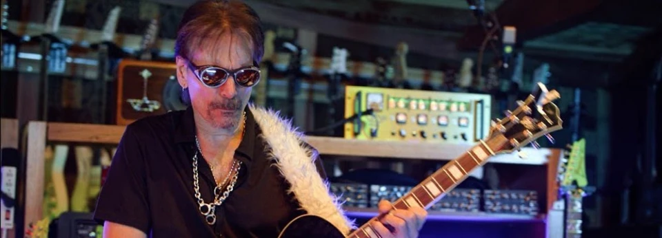 Steve Vai пусна официалното видео към "Little Pretty"